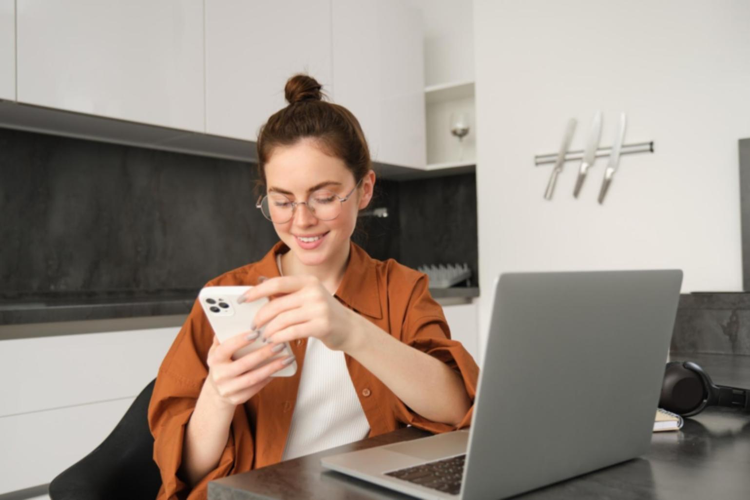 Arbeitsplatz zu Hause mit Laptop und Notizen